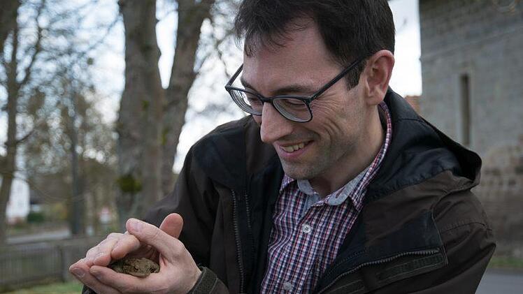 Auch Lehrer Heiko Berner nimmt ersten Kontakt zur Kröte auf. Foto: Ingo Queck