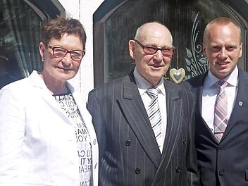 B&uuml;rgermeister Thomas L&ouml;ffler (rechts) &uuml;berbrachte die Gl&uuml;ckw&uuml;nsche der Gemeinde. Foto: Hubert Martin