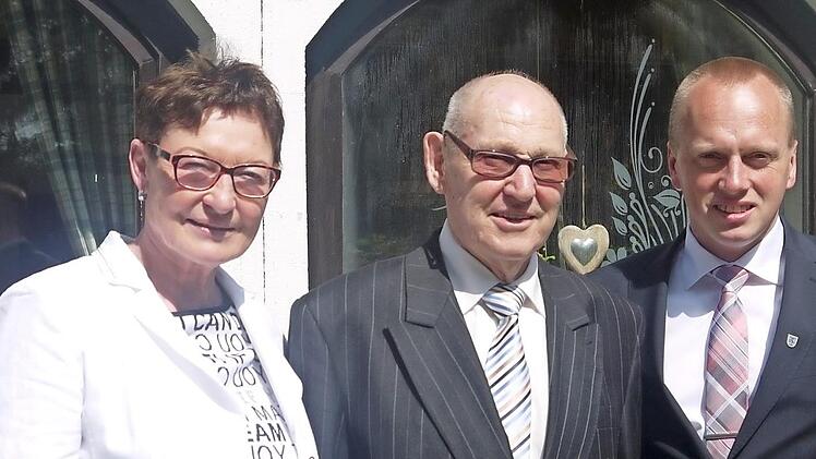 B&uuml;rgermeister Thomas L&ouml;ffler (rechts) &uuml;berbrachte die Gl&uuml;ckw&uuml;nsche der Gemeinde. Foto: Hubert Martin