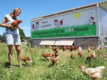 "Unsere Hennen heißen alle Helga": Ursula Lauerhaas in Mitten ihrer täglichen Eierlieferanten. Der mobile Hühnerstall wird alle zwei Wochen versetzt, damit die Hennen immer auf frischen Wiesen scharren können. Fenster und Zugänge öffnen sich automatisch.  Fotos: Sebastian Schanz