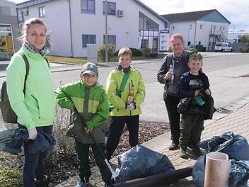 Verena Heinrich, Justin, Kevin und Juliane Dresel sowie Timo Feuerlein mit einem Teil ihres gesammelten M&uuml;lls. Fotos: Britta Schnake