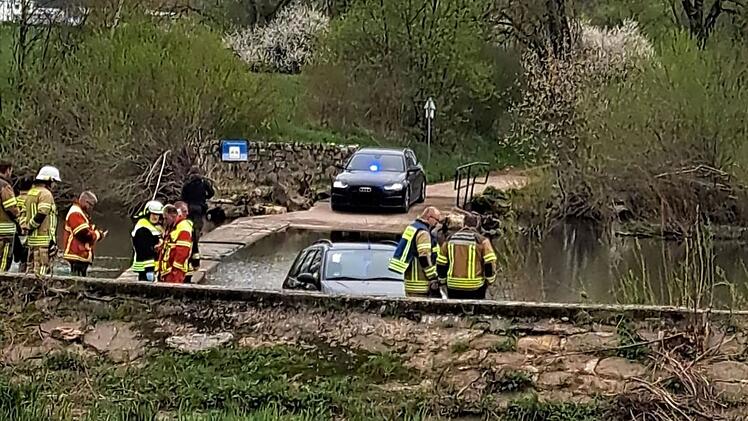 Lichtenfels: "Ungewöhnlicher Einsatz" für Feuerwehr - Auto bleibt bei Flucht vor Polizei im Main stecken