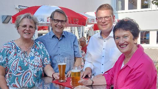 Die politischen Gäste beim Grillfest (von links): Ortsvereinsvorsitzende Cornelia Wehner, Roland Wolfrum, Holger Grießhammer und Inge Aures