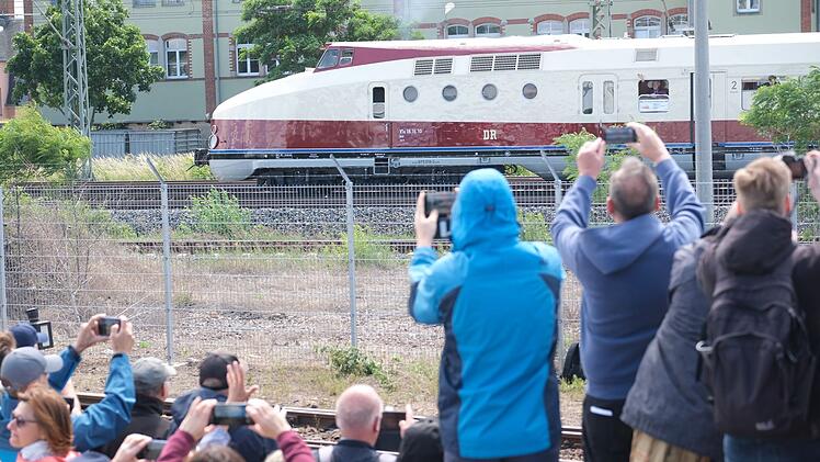 Ankunft des DDR-Prestigezuges VT 18.16 in Radebeul