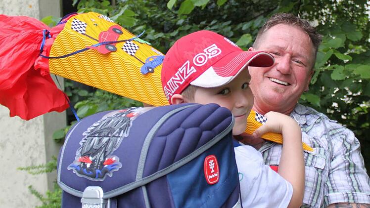 Das ist aber kein Grund für Tränen. Die Kindergartenkinder sehen ihre Erzieherinnen im Kindergarten in Wildflecken bald wieder. Nur für die Schulkinder - wie hier  der kleine Lorenz mit seinem Papa - ist die Kindergartenzeit für immer vorbei.