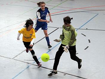 Die U13-Junirinnen der JFG Seebachgrund (gelbe Trikots) besiegten den SV Ketschendorf im Endspiel mit 4:0. Fotos: Stephan Sabath