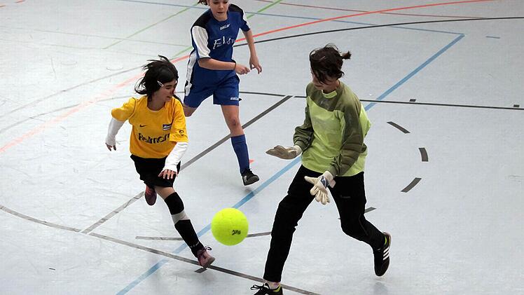 Die U13-Junirinnen der JFG Seebachgrund (gelbe Trikots) besiegten den SV Ketschendorf im Endspiel mit 4:0. Fotos: Stephan Sabath