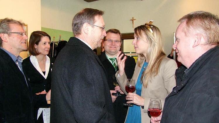 Herbert Köhl und Sandra Thren vom Landratsamt Kitzingen, Castells Bürgermeister Jochen Krämer, Wiesentheids Bürgermeister Werner Knaier im Gespräch mit der neuen Fränkischen Weinkönigin Marion Wunderlich und Gemeinderat Wolfgang Stöcker bei der Ausstellungseröffnung "Derhem ist derhem", die im Rathaus Wiesentheid gezeigt wurde.