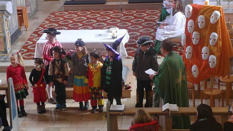 Pfarrer Florian Judmann feierte mit den verkleideten Kindern einen Familiengottesdienst zum Thema "Masken". Foto: Helmut Raab