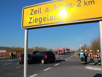 Die Feuerwehr sperrte die B 26 zwischen Zeil und Sand, bis die Autos abgeschleppt wurden. Der Verkehr wurde über Ziegelanger umgeleitet. Foto: Sarah Dann