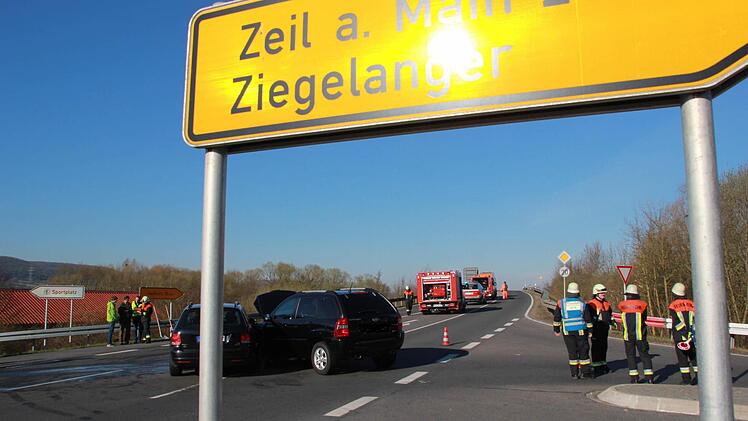 Die Feuerwehr sperrte die B 26 zwischen Zeil und Sand, bis die Autos abgeschleppt wurden. Der Verkehr wurde über Ziegelanger umgeleitet. Foto: Sarah Dann