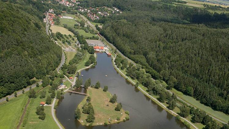 Idyllisch in die Landschaft eingebettet liegt der See.  Foto: Archiv/KA