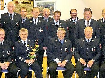 Die für 40 und 25 Jahre Dienst geehrten Frauen und Männer der FFW Marktleugast zusammen mit den Führungskräften sowie Landrat Klaus Peter Söllner, Bürgermeister Franz Uome, Kreisbrandinspektor Horst Tempel und Kreisbrandmeister Karl Schott Foto: Klaus-Peter Wulf