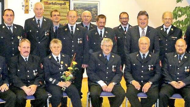 Die für 40 und 25 Jahre Dienst geehrten Frauen und Männer der FFW Marktleugast zusammen mit den Führungskräften sowie Landrat Klaus Peter Söllner, Bürgermeister Franz Uome, Kreisbrandinspektor Horst Tempel und Kreisbrandmeister Karl Schott Foto: Klaus-Peter Wulf