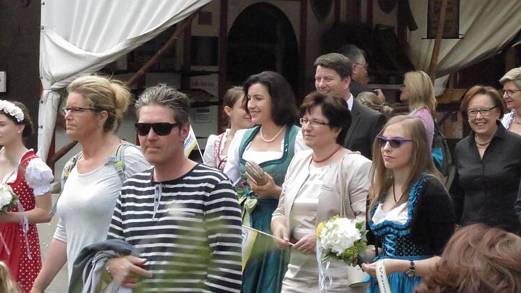Kirchenparade zum Festzelt . Foto: Doris Bauer