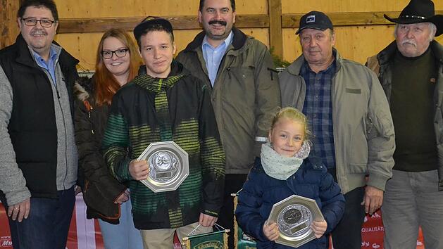 Die frisch gebackenen Kreismeister: (vorne, von links) Jonas Ulbrich und Alisa Greim, (hinten, von links) Hansj&uuml;rgen Grampp, Laura Herold, Frank Waldmann, Klaus Konrad und der Kreis-Ehrenvorsitzende Siegbert Zehe.  Foto: Uschi Prawitz