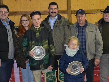 Die frisch gebackenen Kreismeister: (vorne, von links) Jonas Ulbrich und Alisa Greim, (hinten, von links) Hansjürgen Grampp, Laura Herold, Frank Waldmann, Klaus Konrad und der Kreis-Ehrenvorsitzende Siegbert Zehe.  Foto: Uschi Prawitz