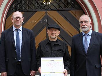 Hauptkonservator Dr. Thomas Gunzelmann (rechts) vom Bayerischen Landesamt für Denkmalpflege würdigte die Arbeit von Hans Brech (Mitte) bei der Erstellung der Denkmalseite zum Anlass der 1000-Jahr-Feier der Stadt Zeil mit höchstem Lob, dem sich auch Zeils Bürgermeister Thomas Stadelmann anschloss.Christiane Reuther