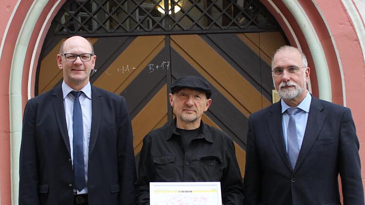 Hauptkonservator Dr. Thomas Gunzelmann (rechts) vom Bayerischen Landesamt für Denkmalpflege würdigte die Arbeit von Hans Brech (Mitte) bei der Erstellung der Denkmalseite zum Anlass der 1000-Jahr-Feier der Stadt Zeil mit höchstem Lob, dem sich auch Zeils Bürgermeister Thomas Stadelmann anschloss.Christiane Reuther