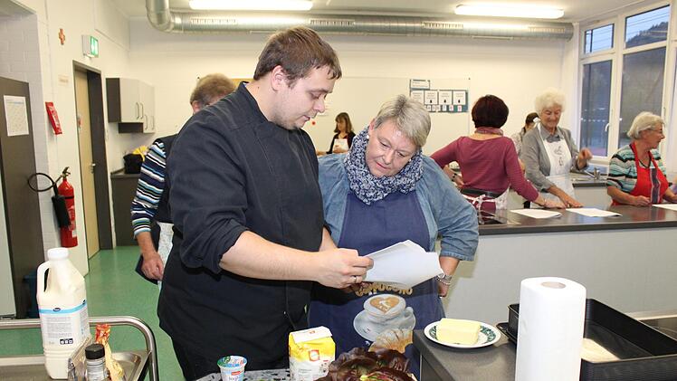 Küchenchef Marcus Müller erklärt die Zutaten.  Foto: Carmen Schwind