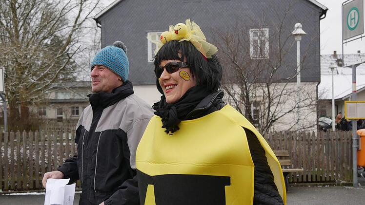 Da müsst ihr hin zum Fasching, jetzt ist nichts in der Schule los, draußen spielt die Musik, zeigte Harald Hammerschmidt, der bereits in  seinem Faschings-Outfit kaum wiederzuerkennen war, den jungen Damen. Foto: Manja von Nida