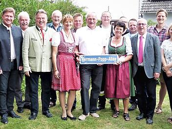 Jubilar Hermann Popp inmitten seiner Familie und seiner Gäste, rechts neben ihm seine Lebenspartnerin Thea, mit im Bild auch seine Söhne Alexander und Christian sowie Tochter Claudia Foto: Werner Reißaus