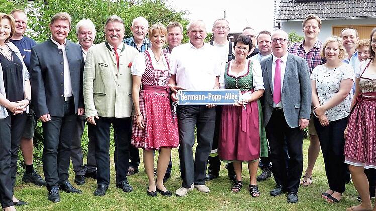 Jubilar Hermann Popp inmitten seiner Familie und seiner Gäste, rechts neben ihm seine Lebenspartnerin Thea, mit im Bild auch seine Söhne Alexander und Christian sowie Tochter Claudia Foto: Werner Reißaus