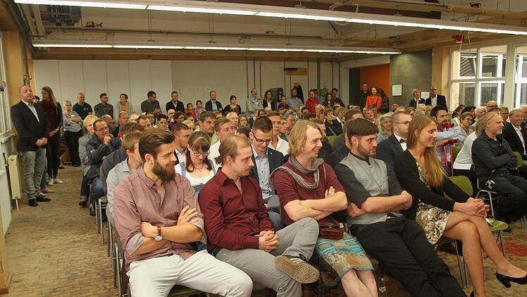 Blick in die Reihen der neuen Schreinermeister, deren Gesichter Freude Ausstrahlen.