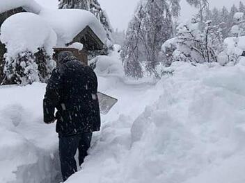 Fast hüfthoch lag der Schnee vor der Hütte von Thomas und Gerhild Ahnert am Dienstag. Das ist Schnee von gestern: Mittlerweile kamen noch ordentlich Flocken dazu. Das Foto zeigt Thomas Ahnert beim Früh-, Mittag-, Nachmittag-, Abend- und Nachtsport: Schneeschippen. Foto: Gerhild Ahnert