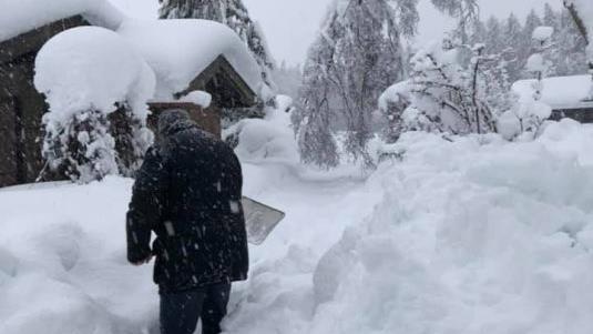Fast hüfthoch lag der Schnee vor der Hütte von Thomas und Gerhild Ahnert am Dienstag. Das ist Schnee von gestern: Mittlerweile kamen noch ordentlich Flocken dazu. Das Foto zeigt Thomas Ahnert beim Früh-, Mittag-, Nachmittag-, Abend- und Nachtsport: Schneeschippen. Foto: Gerhild Ahnert