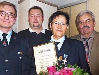 Renate Hofmann wird zum "Ehrenkassier" ernannt (v. l.): Vorsitzender Gerhard Lösel, der neue Kassier Stefan Franek, Renate Hofmann und Bürgermeister Gerhard Amon. Foto: Heidi Amon