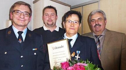 Renate Hofmann wird zum "Ehrenkassier" ernannt (v. l.): Vorsitzender Gerhard Lösel, der neue Kassier Stefan Franek, Renate Hofmann und Bürgermeister Gerhard Amon. Foto: Heidi Amon
