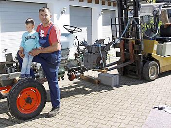 Dieter Porisch, hier mit seinem Enkel Johannes Gibtner, ist der Motor des Festes. Foto: Reinhard Löwisch