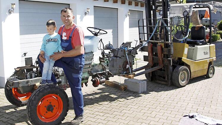 Dieter Porisch, hier mit seinem Enkel Johannes Gibtner, ist der Motor des Festes. Foto: Reinhard Löwisch