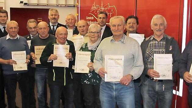 Die neuen Ehrenmitglieder der FFW Willersdorf/Haid mit den Funktion&auml;ren Fotos: Mathias Erlwein