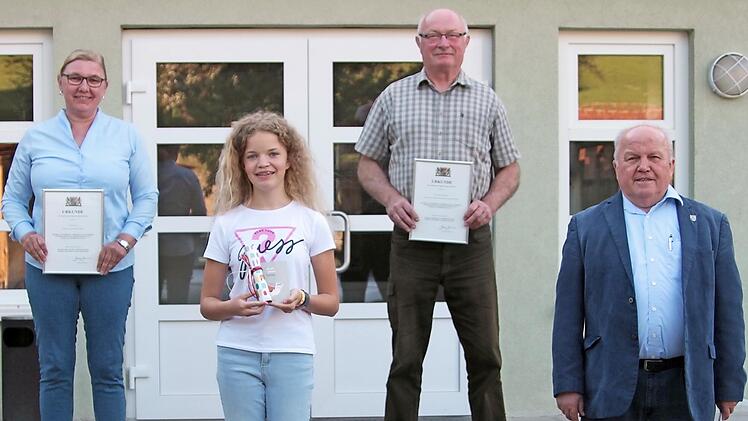 Für 18-jähriges kommunalpolitisches Wirken im Gemeinderat Kirchlauter wurden Heidi Bayer und Helmut Sieghörtner (hintere Reihe, von links) ausgezeichnet. Bürgermeister Karl-Heinz Kandler (rechts) überreichte Jule-Marie Streichsbier (vorne, links) als Kreissiegerin im Vorlesewettbewerb einen Geschenkgutschein für Bücher.