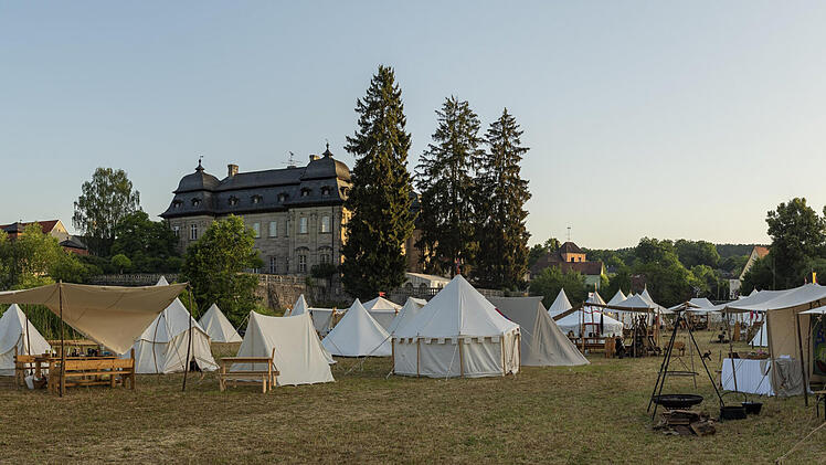 Burgwindheim: "Mittelalterliches Spektakel" beim Pilgerlager mit Feuer und Magie