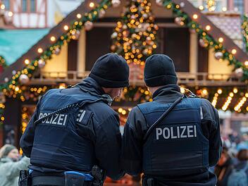 Bayern: Ärger auf Weihnachtsmarkt - Mann lässt Fäuste und Bratwurst fliegen