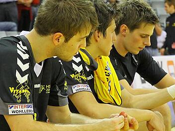 Die mit einem Doppelspielrecht ausgestatteten HSC-Youngster (von links): Daniel Metz, Kenny Schramm und Nikola Franke, schoben in den letzten Monaten viel Frust auf der Auswechselbank der 1. Mannschaft. Während sich Metz für einen Wechsel zu seinem Heimatverein SG Rödental in die Bezirksoberliga entschieden hat, geht Linksaußen Schramm ab der nächsten Saison für den Coburger Ligakonkurrenten ASV Auerbach auf Torejagd. Franke bleibt den Vestestädtern dagegen treu. Der große Abwehrspezialist ha...