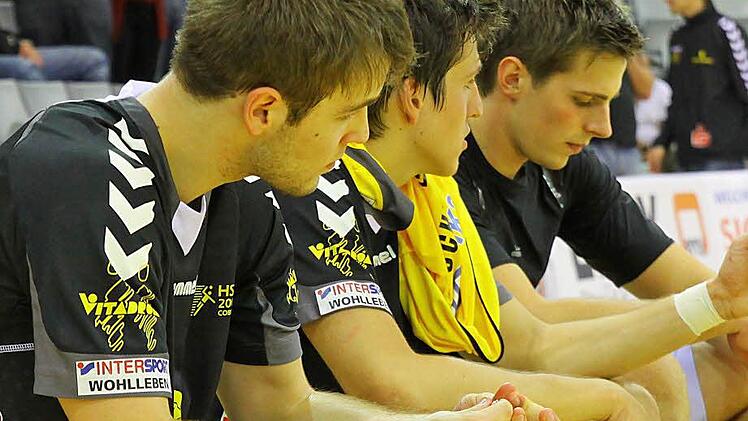 Die mit einem Doppelspielrecht ausgestatteten HSC-Youngster (von links): Daniel Metz, Kenny Schramm und Nikola Franke, schoben in den letzten Monaten viel Frust auf der Auswechselbank der 1. Mannschaft. Während sich Metz für einen Wechsel zu seinem Heimatverein SG Rödental in die Bezirksoberliga entschieden hat, geht Linksaußen Schramm ab der nächsten Saison für den Coburger Ligakonkurrenten ASV Auerbach auf Torejagd. Franke bleibt den Vestestädtern dagegen treu. Der große Abwehrspezialist ha...