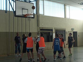 Die Jugendlichen hatten viel Spaß beim ersten Basketballtreff in Oerlenbach. Fotos: Stefan Geiger