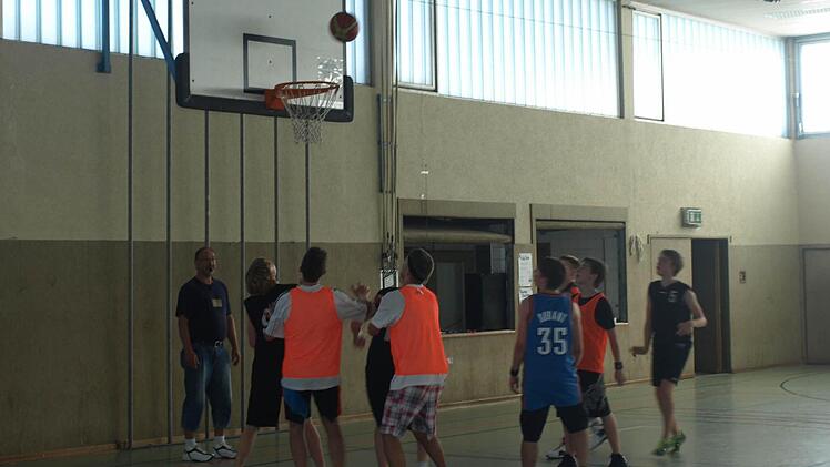 Die Jugendlichen hatten viel Spaß beim ersten Basketballtreff in Oerlenbach. Fotos: Stefan Geiger