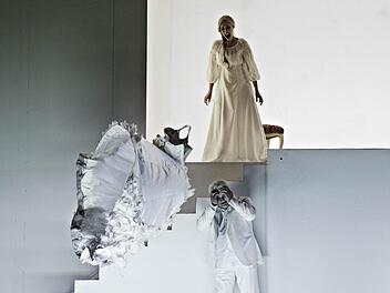 Sally du Randt (Elsa) und Gerhard Siegel (Lohengrin) in der Brautgemachszene des 3. Akts und dem Schwanenfederkleid Alle Szenenfotos: A. T. Schaefer