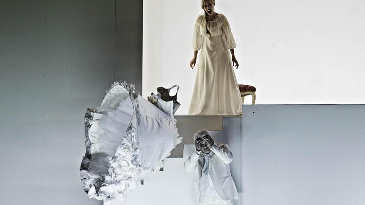 Sally du Randt (Elsa) und Gerhard Siegel (Lohengrin) in der Brautgemachszene des 3. Akts und dem Schwanenfederkleid Alle Szenenfotos: A. T. Schaefer