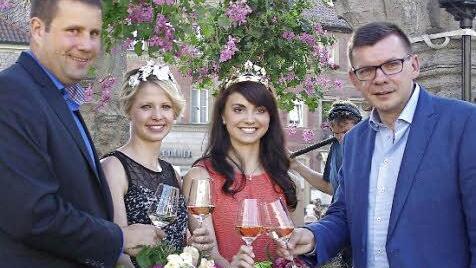 "Auf ein Wohlbehagen" trinken Weinbauverein-Vorsitzender Stefan Ruppert, Weinprinzessin Antonia Müller, die Fränkische Weinkönigin Kristin Langmann und Bürgermeister Armin Warmuth (von links).