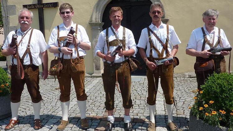 Die Mitwitzer Schützen sorgten für Böllerschüsse.  Foto: Gerd Fleischmann