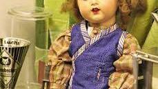 Aus dem Jahr 1929 stammt die Puppe mit dem Wecktopf, hergestellt von Kämmer & Reinhardt in Waltershausen.