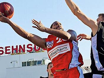 Nach einer Seuchenserie, in der er bei den Brose Baskets die komplette Saison verletzt fehlte, will Carlon Brown (links im Duell mit Bambergs Daniel Theis) in Ulm wieder angreifen.  Foto: Florian Achberger