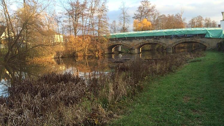 Derzeit ist die alte Baunach-Brücke überdacht, darunter finden die abschließenden Sanierungsarbeiten statt. Foto: hmo
