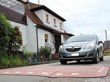 Mit zwei solchen Schwellen soll in Schirnsdorf der Verkehr gebremst werden. Foto: Andreas Dorsch